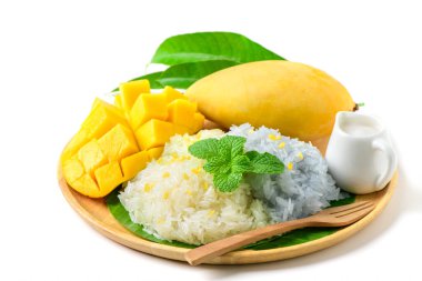 Beyaz arka planda izole edilmiş hindistan cevizi sütlü olgun mango yapışkan pilavı. Geleneksel Tayland Tatlısı.
