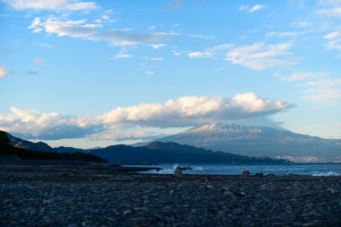 Shizuoka yakınlarında Fuji Dağı manzaralı siyah kumsal.