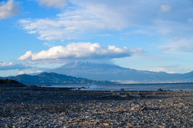 Shizuoka yakınlarında Fuji Dağı manzaralı siyah kumsal.