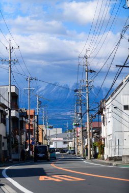 SHIZUOKA, JAPONYA - 15 Nisan 2025: Sersemletici Karlı Dağ manzaralı Japonya 'da Sessiz bir Sokak