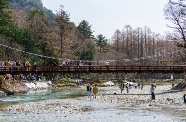 NAGANO, JAPAN - 19 Nisan 2025: Kamikochi Milli Parkı, Kappa bashi köprüsü Hotaka dağı ve Azusa nehri, turistler için dönüm noktası. Japonya Seyahat, Varış ve Tatil Konsepti
