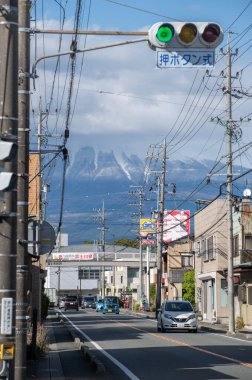 SHIZUOKA, JAPONYA - 15 Nisan 2025: Sersemletici Karlı Dağ manzaralı Japonya 'da Sessiz bir Sokak