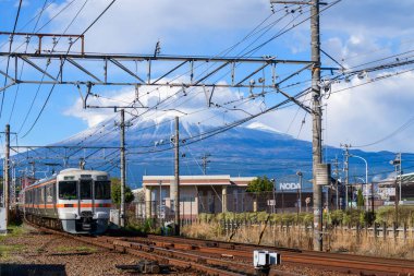 SHIZUOKA, JAPONYA - 15 Nisan 2025: Açık Bir Gün 'de Muhteşem Fuji Dağı ile Japon Tren Yolculuğu