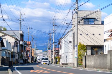 SHIZUOKA, JAPONYA - 15 Nisan 2025: Sersemletici Karlı Dağ manzaralı Japonya 'da Sessiz bir Sokak