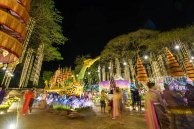 LOPBURI, THAILAND - 21 Şubat 2025: Gece aydınlanması ve Narai Ratchaniwet Palace.Kral Narai festivali Lopburi, Tayland 'da düzenlenen yıllık festivaldir.