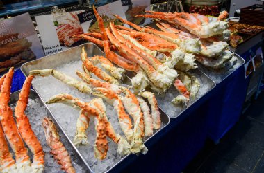 Osaka, Japonya; 11 10 2024: taraba yengeci veya Japon taze pazarındaki yerel bir dükkanda kral yengeci