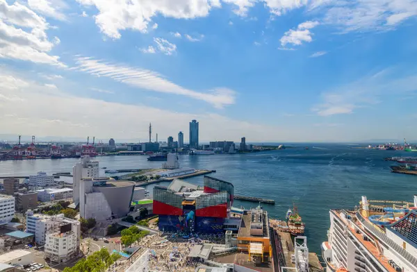 Osaka, Japonya; 11 10 2024: Tempozan limanı yakınlarındaki Osaka akvaryumu Kaiyukan ve Tempozan limanının havadan görünüşü