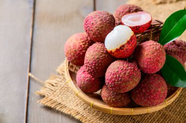 Sulu Taze Lychee 'nin Kırsal Tahta Masadaki Bambu Sepeti' ndeki görüntüsü