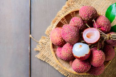 Sulu Taze Lychee 'nin Kırsal Tahta Masadaki Bambu Sepeti' ndeki görüntüsü 