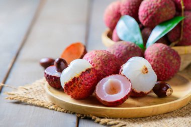 Sulu Taze Lychee 'nin Kırsal Tahta Masadaki Bambu Sepeti' ndeki görüntüsü 