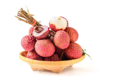 İkiye bölünmüş sulu Lychee ve beyaz arka planda izole edilmiş bambu sepetinin üzerinde yapraklar. Tayland meyvesi konsepti