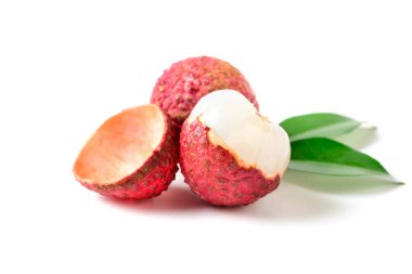 İkiye bölünmüş sulu Lychee ve beyaz arka planda izole bırakılmış..