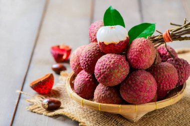 Sulu Taze Lychee 'nin Kırsal Tahta Masadaki Bambu Sepeti' ndeki görüntüsü 