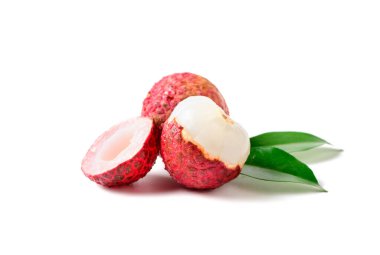 İkiye bölünmüş sulu Lychee ve beyaz arka planda izole bırakılmış..