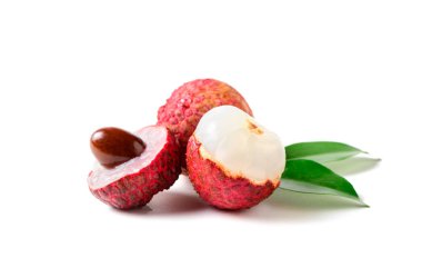 İkiye bölünmüş sulu Lychee ve beyaz arka planda izole bırakılmış..