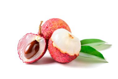 İkiye bölünmüş sulu Lychee ve beyaz arka planda izole bırakılmış..