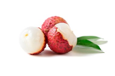 İkiye bölünmüş sulu Lychee ve beyaz arka planda izole bırakılmış..