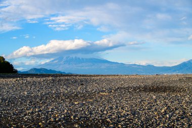 Güzel kar beyazı Fujisan Miho no Matsubara 'dan mavi gökyüzü, UNESCO Dünya Mirası Bölgesi