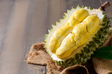 Olgun Durian meyvesi ya da Durio zibethinus, sarı kremsi posalı, beyaz arka planda izole. Güneydoğu Asya 'da meyvelerin kralı olarak bilinir. Tayland, Malezya ve Endonezya 'da popülerdir..