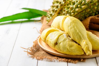Durian meyvesi. Çuvalda olgun monthong durian ve beyaz ahşap arka plan, Tayland 'ın yaz mevsiminde meyve kralı