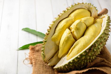 Durian meyvesi. Çuvalda olgun monthong durian ve beyaz ahşap arka plan, Tayland 'ın yaz mevsiminde meyve kralı