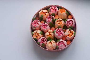 Marshmallow lalelerinin pembe kutusu