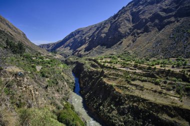 Arid landscape of mountains, mountains, grasslands, and sparse or shrubby vegetation. Scenario that can be observed to the south of the Mantaro river valley.