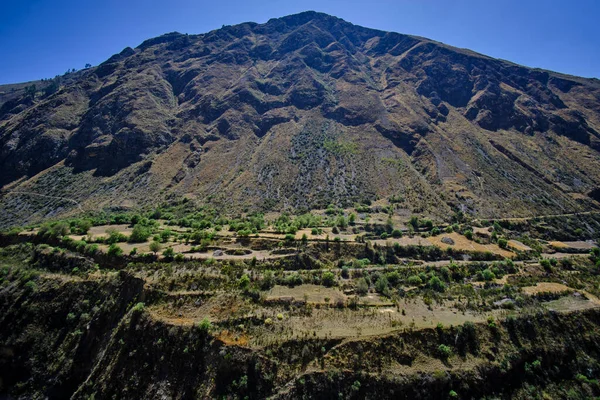 Arid landscape of mountains, mountains, grasslands, and sparse or shrubby vegetation. Scenario that can be observed to the south of the Mantaro river valley.