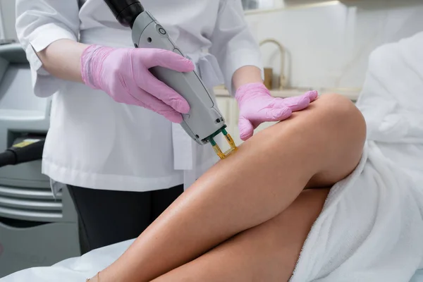 Laser Haarentfernung Den Beinen Eines Mädchens Einer Schönheitsklinik — Stockfoto
