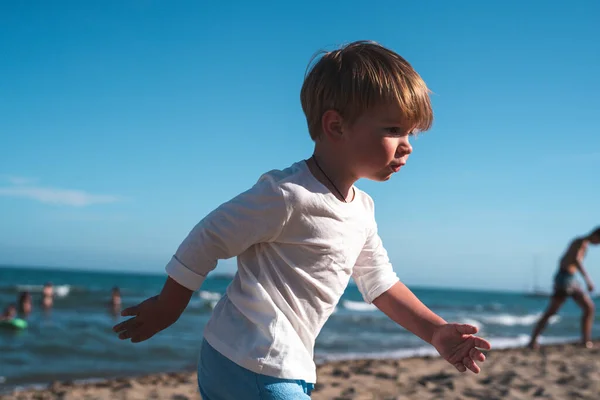Bambino Anni Gioca Nella Sabbia Sulla Spiaggia Con Giocattoli — Foto Stock