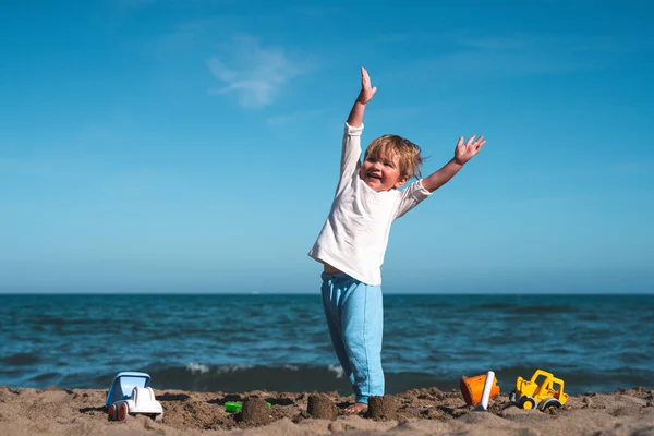 Menino Anos Joga Areia Praia Com Brinquedos — Fotografia de Stock