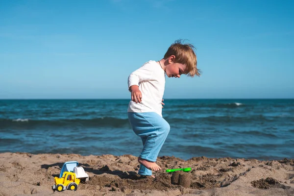Μικρό Αγόρι Ετών Παίζει Στην Άμμο Στην Παραλία Παιχνίδια — Φωτογραφία Αρχείου
