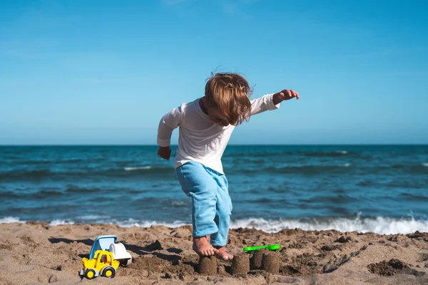 Yaşındaki Küçük Çocuk Kumsalda Oyuncaklarla Oynuyor — Stok fotoğraf