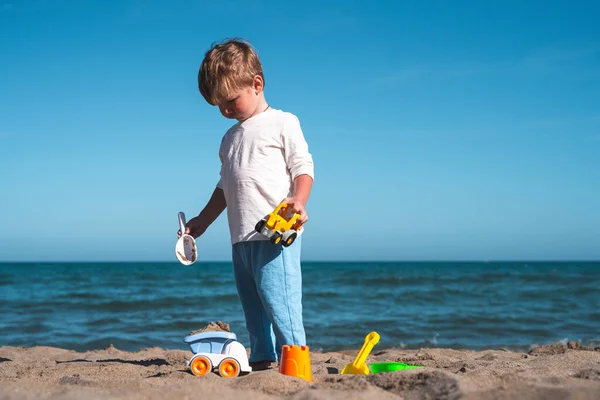Μικρό Αγόρι Ετών Παίζει Στην Άμμο Στην Παραλία Παιχνίδια — Φωτογραφία Αρχείου