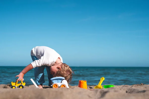 Bambino Anni Gioca Nella Sabbia Sulla Spiaggia Con Giocattoli — Foto Stock