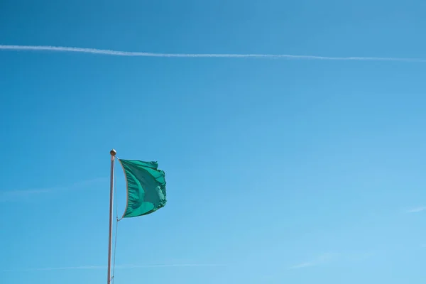 Bandeira Verde Praia Contra Céu — Fotografia de Stock