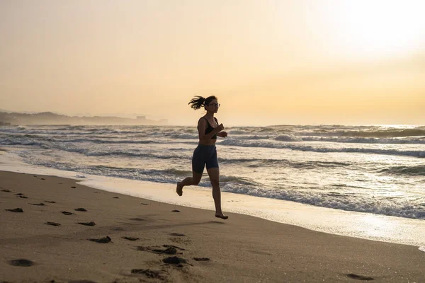 Mooi Jong Meisje Lopen Ochtend Het Strand — Stockfoto