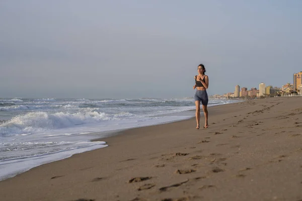 Bella Ragazza Che Corre Mattino Sulla Spiaggia — Foto Stock