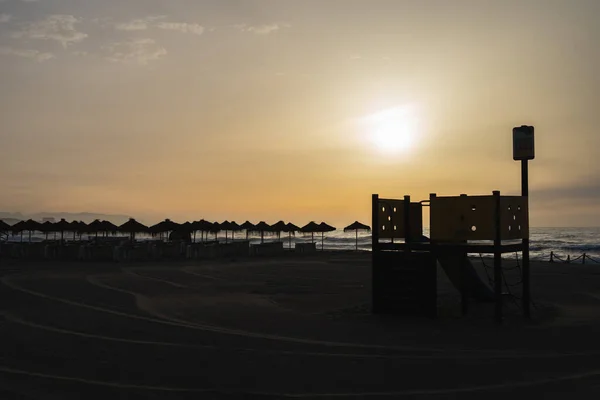 Zonsopgang Het Strand Speeltuin Ligstoelen Zonneschermen Zand — Stockfoto