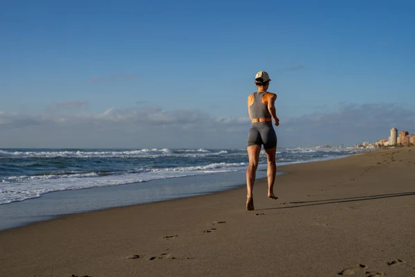 Schöne Junge Mädchen Ist Beim Joggen Der Küste Hinten Beschäftigt — Stockfoto