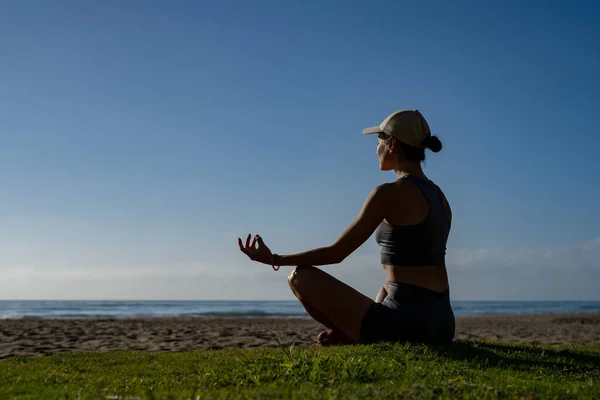 Girl Meditating Lotus Position Seashore — Stock Photo, Image