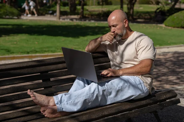 Man Met Baard Freelancer Werken Een Laptop Zitten Een Bank — Stockfoto
