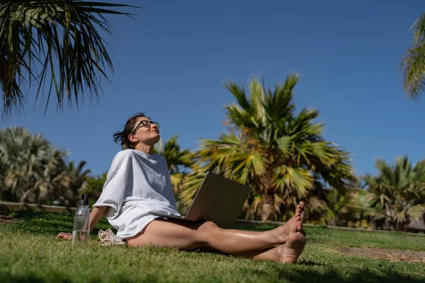 Girl Freelancer Working Laptop Fun Sitting Grass — Stock Photo, Image
