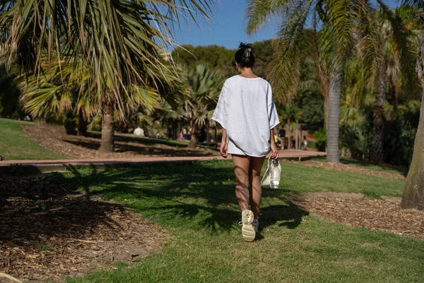 Bella Ragazza Che Cammina Nel Parco Con Una Bottiglia Acqua — Foto Stock