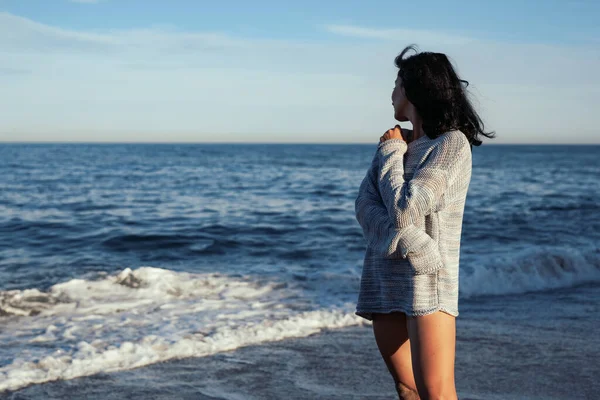 Молодая Красивая Брюнетка Ходит Песку Берегу Моря — стоковое фото