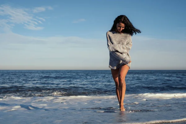 Молодая Красивая Брюнетка Ходит Песку Берегу Моря — стоковое фото