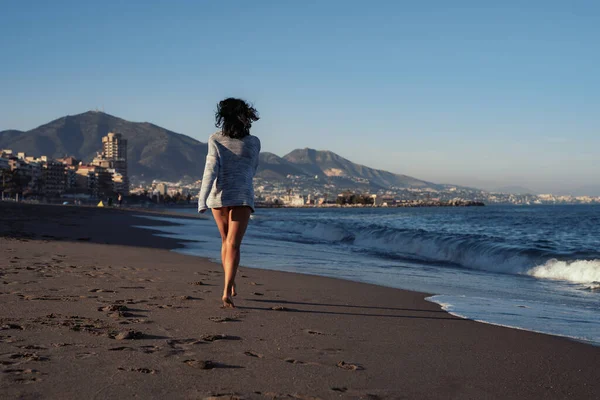 Junge Schöne Brünette Mädchen Geht Auf Dem Sand Meeresufer — Stockfoto