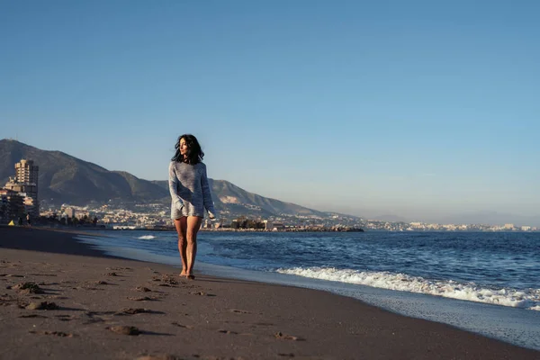 Junge Schöne Brünette Mädchen Geht Auf Dem Sand Meeresufer — Stockfoto