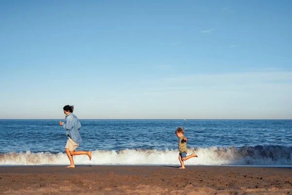 Mamma Piccolo Figlio Correre Sulla Sabbia Sulla Riva Del Mare — Foto Stock
