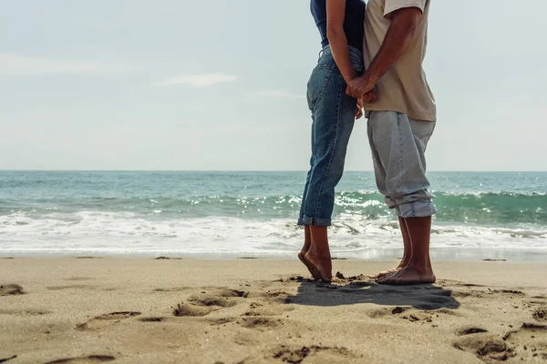 Пара Влюбленных Девушка Парень Целуются Пляже Стоя — стоковое фото